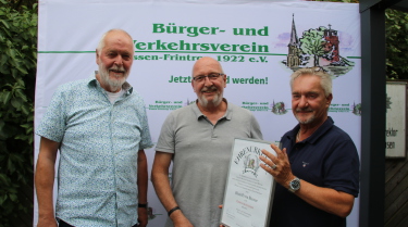 Thorsten Schmidt (rechts), Inhaber des Schlemmwerk, spendierte der Siegerin einen Restaurant-Gutschein über 100 €. Erika und Wilfried Küpper (links) sowie Manfred Funke-Kaiser (2.v.r.) gratulierten Karoline